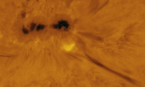 2022年11月11日の活動領域13092とダークフィラメント