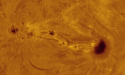 2023年4月27日の活動領域13288(左)と13285(右)