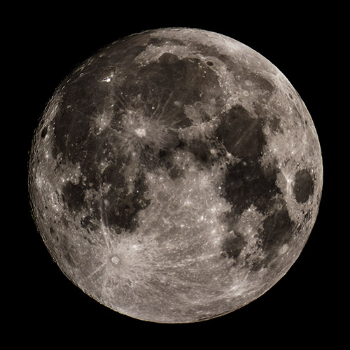 “2015年9月627日に撮影された中秋の名月の写真”