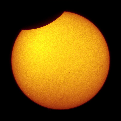 “2016年3月9日に撮影された部分日食の写真”