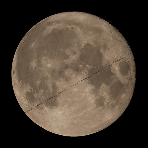 “2021年7月24日に撮影されたISSの月面通過”